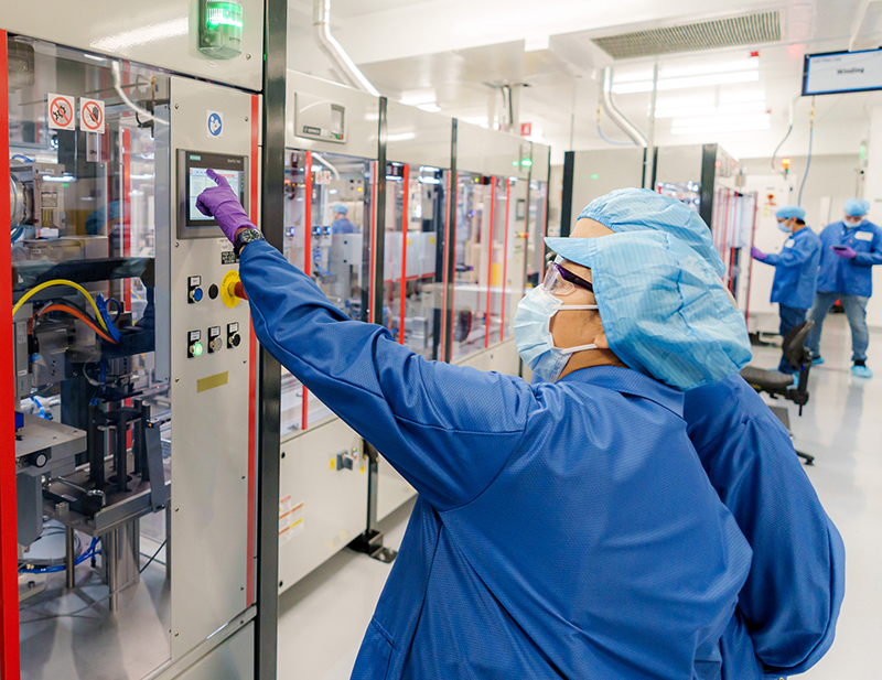 Lyten battery team members operating equipment at our pilot line for lithium-sulfur pouch cells in San Jose, CA.